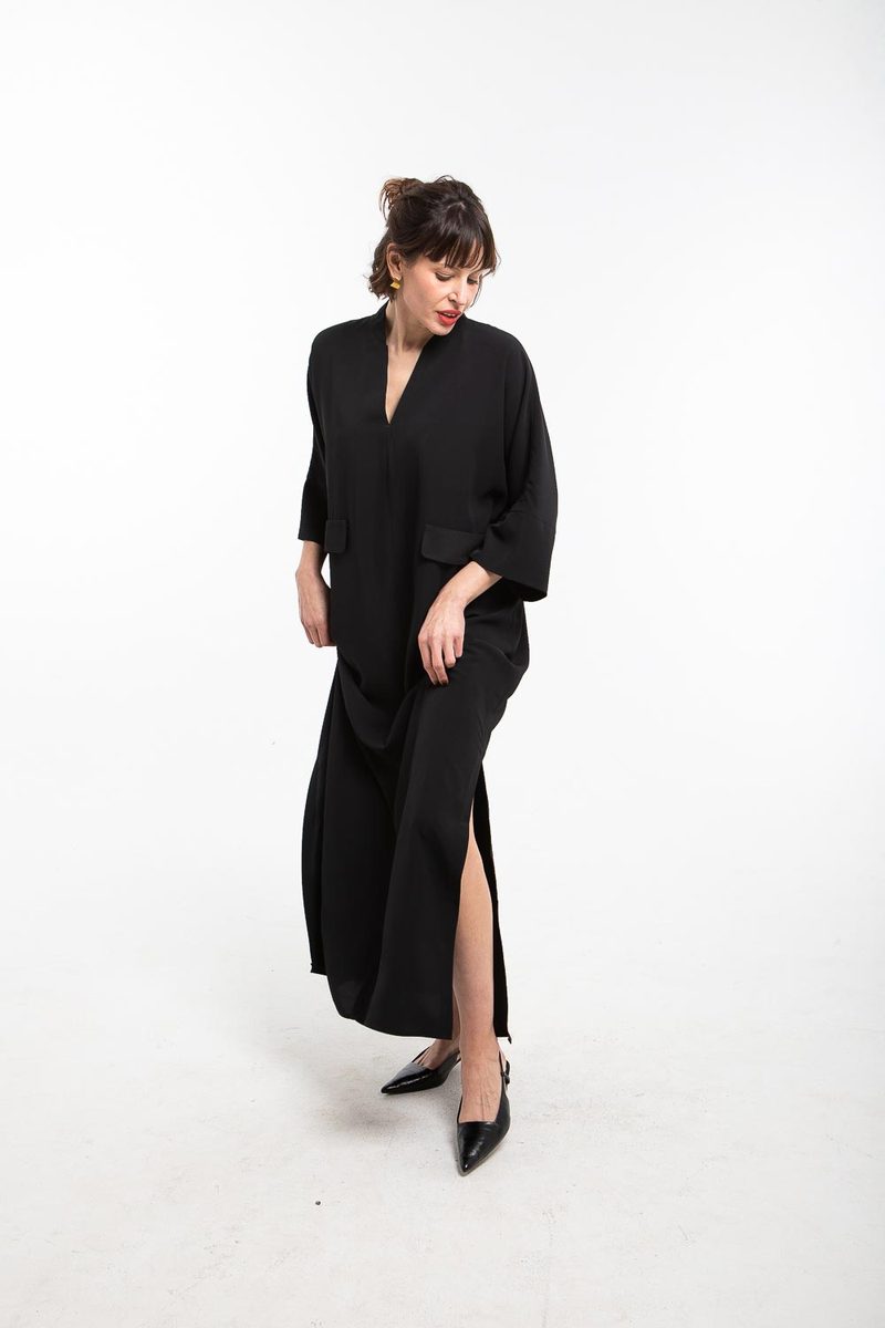 Robe fluide à col en V et manches larges — photo 2