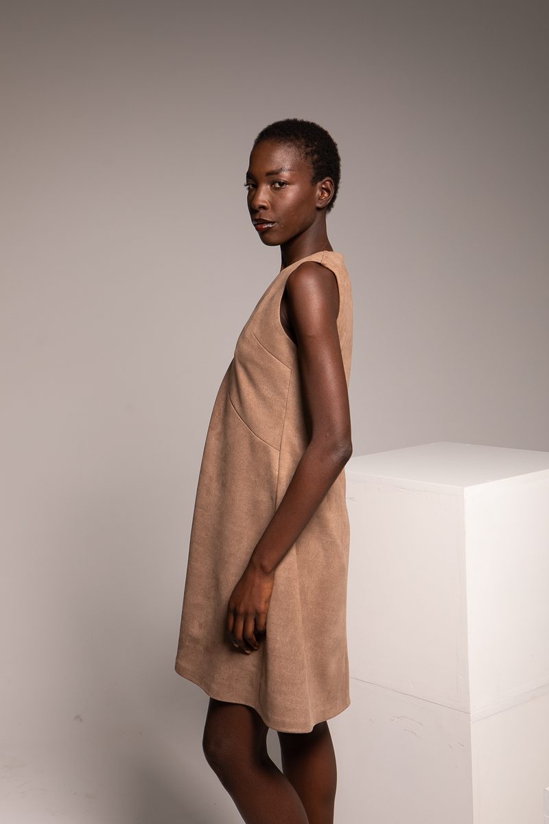 Robe courte en faux daim. — photo 2