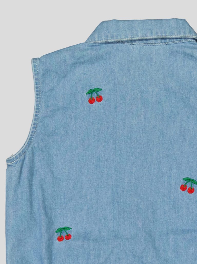 Chemise sans manches en jean brodée cerises — photo 7