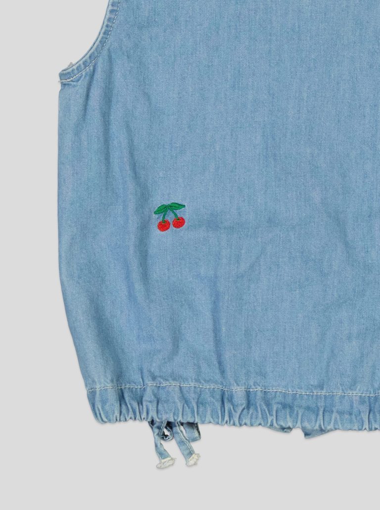 Chemise sans manches en jean brodée cerises — photo 6