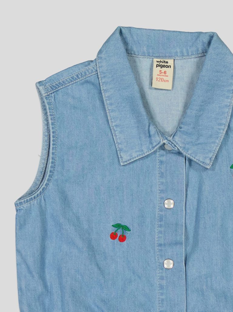 Chemise sans manches en jean brodée cerises — photo 3